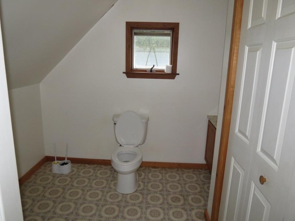 Upstairs 1/2 Bath