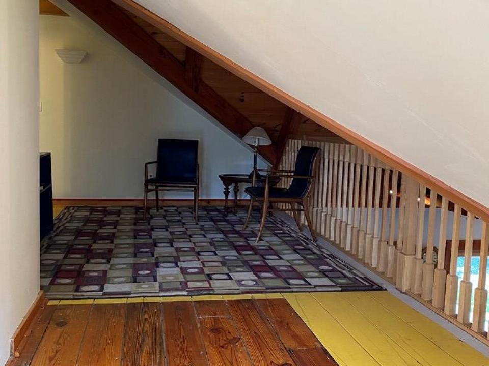 sitting area/upstairs living room