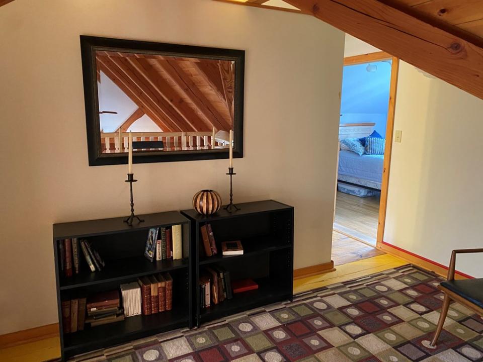 sitting area/upstairs living room