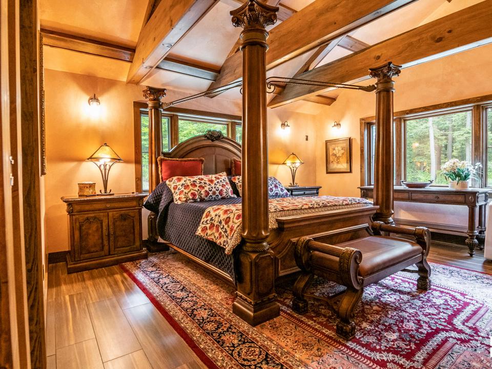 PinnacleLodge_Villa_Bedroom1_From_Doorwa