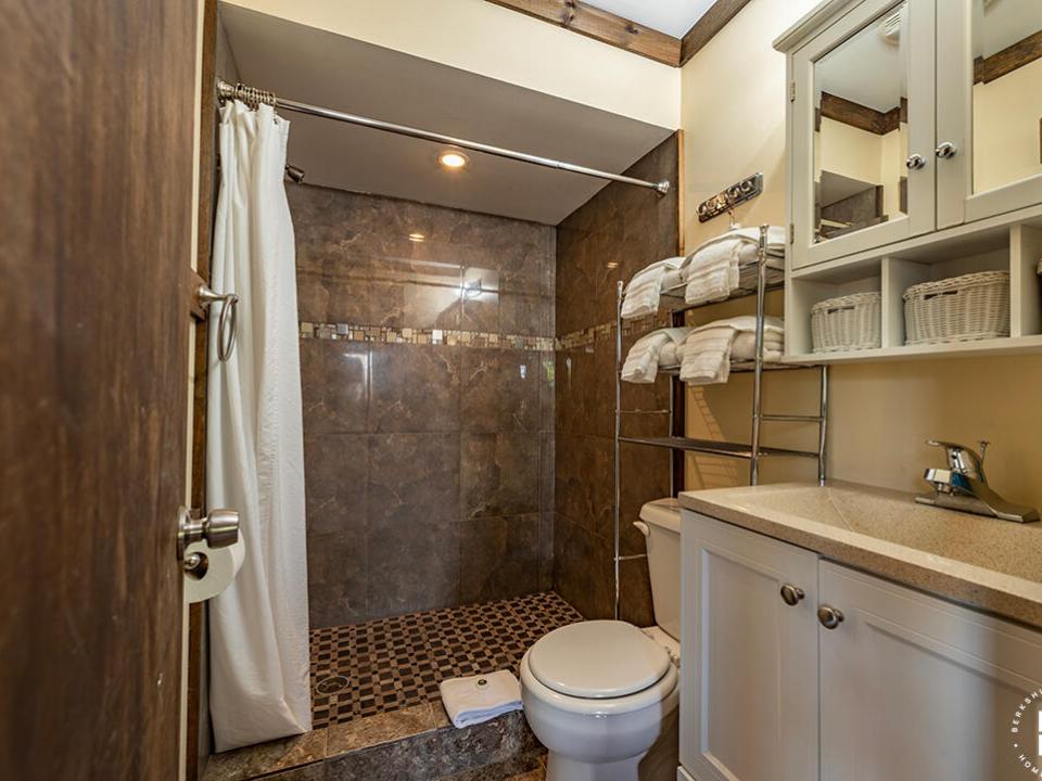 Downhill3Condo_Summer_Bathroom