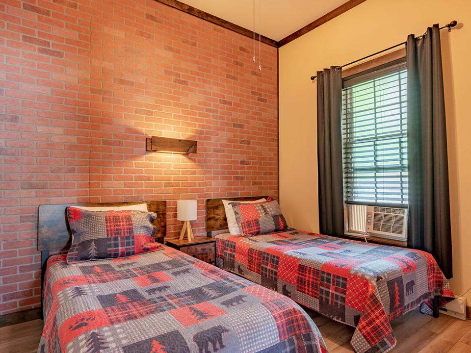 Downhill3Condo_Summer_Bedroom2_V