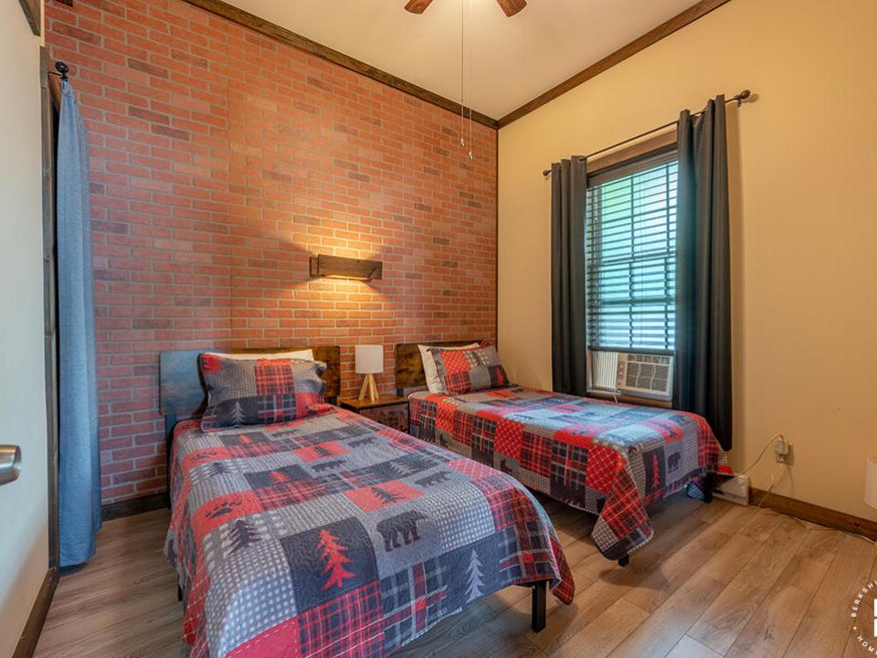 Downhill3Condo_Summer_Bedroom2