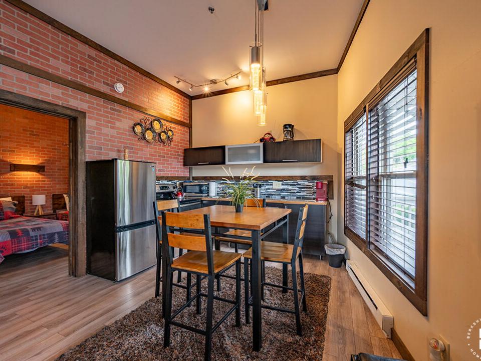 Downhill3Condo_Summer_DR_Kitchen_Entry