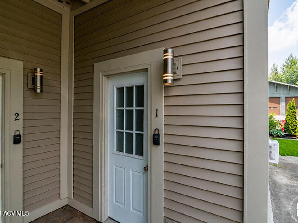 DownhillCondo_Unit1_Entry