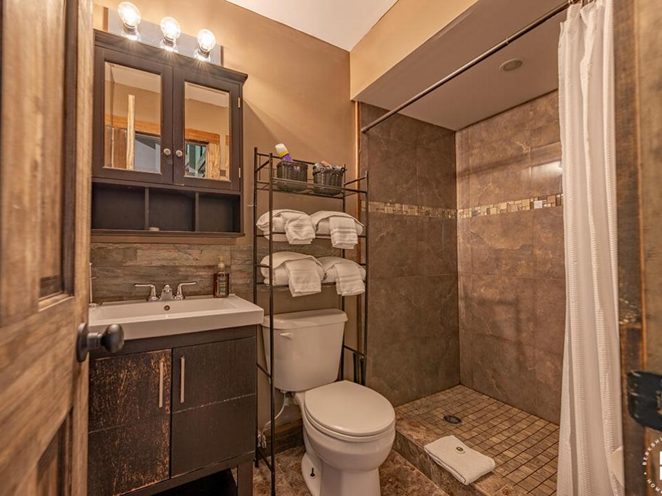 Downhill1Condo_Summer_Bathroom