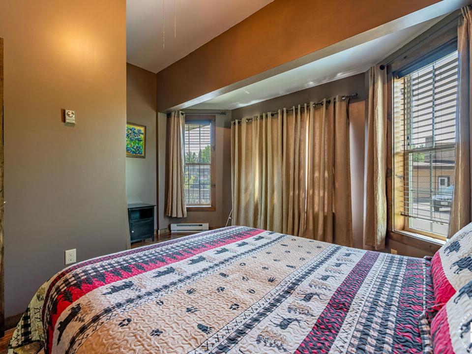 Downhill1Condo_Summer_Bedroom1_Windows
