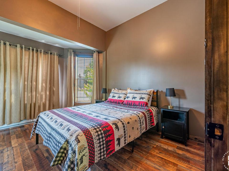 Downhill1Condo_Summer_Bedroom1