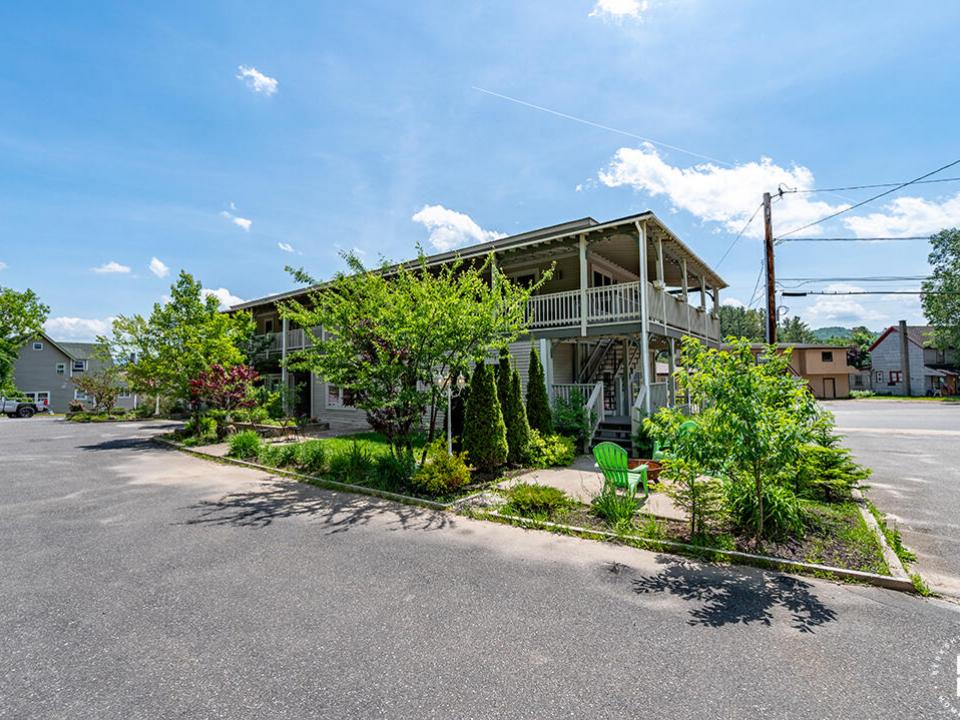 DownhillCondos_Summer_Exterior_R