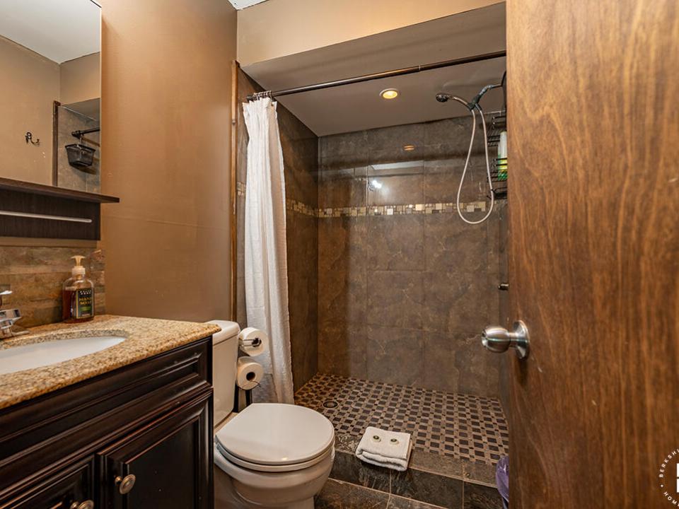 Downhill2Condo_Summer_Bathroom