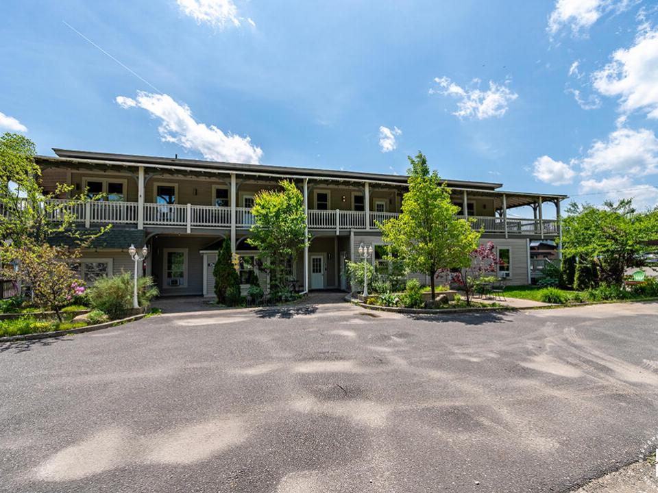 DownhillCondos_Summer_Exterior_L