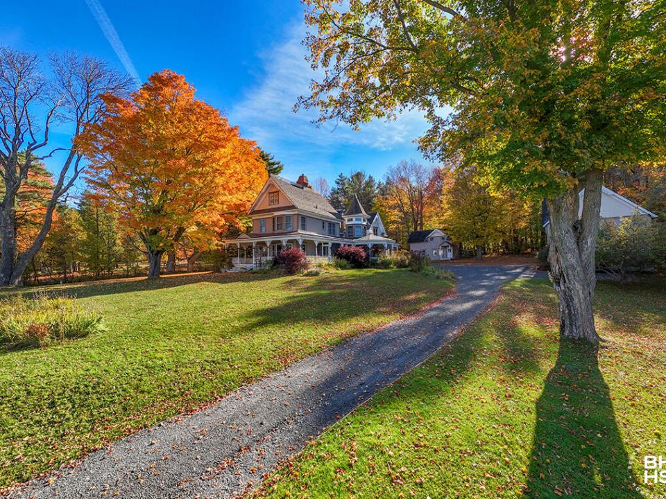 WaterfrontVictorianOnTupperLake_Fall25