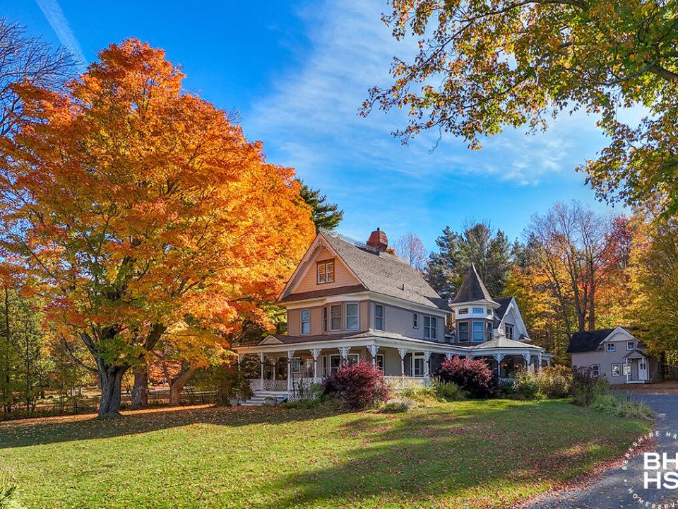 WaterfrontVictorianOnTupperLake_Fall25