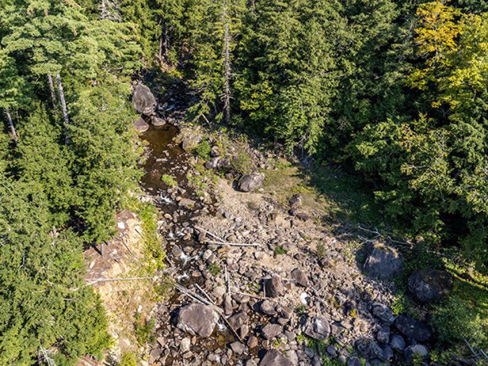 LotOnStylesBrookInKeene_L_A_Brook_Rocks