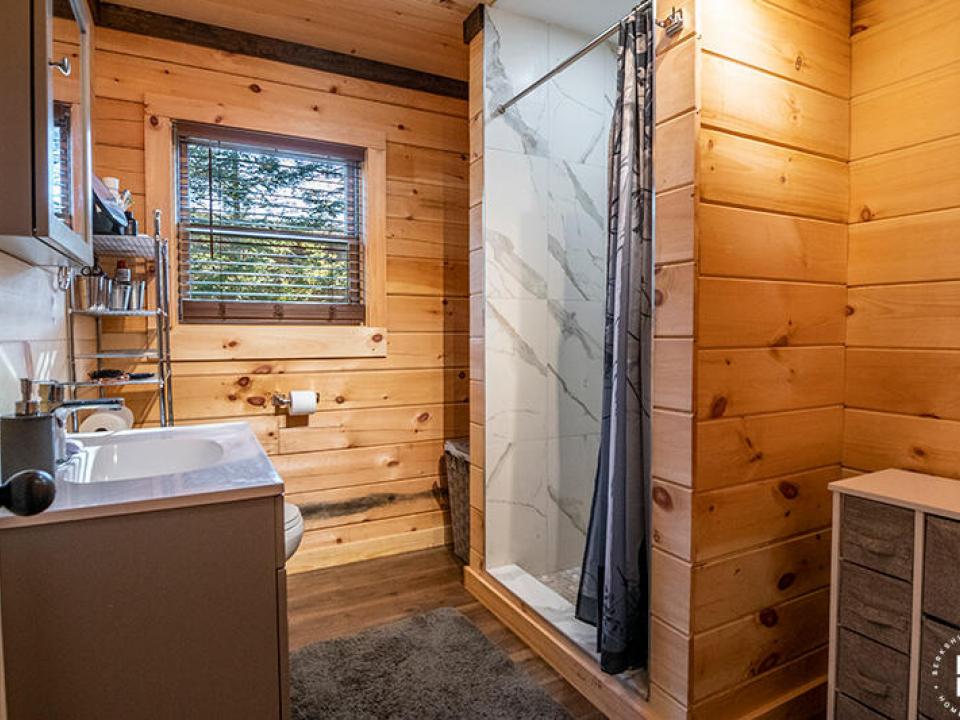 NewlyBuiltCottageInLakePlacid_Bathroom2