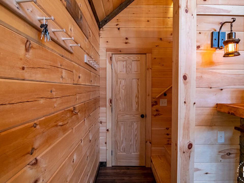NewlyBuiltCottageInLakePlacid_Entry_Stai