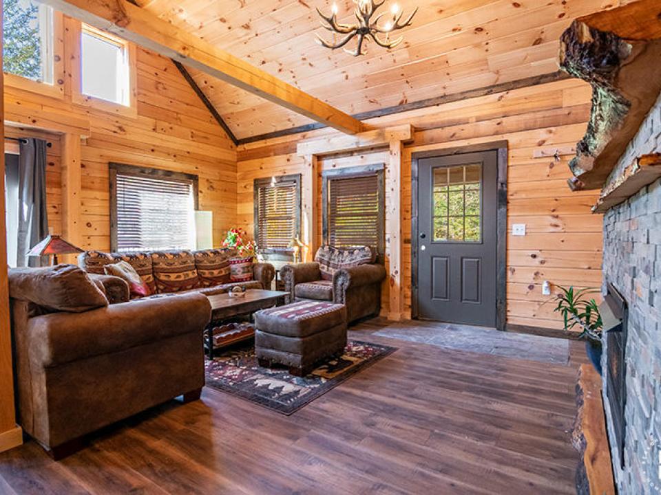 NewlyBuiltCottageInLakePlacid_LivingRoom