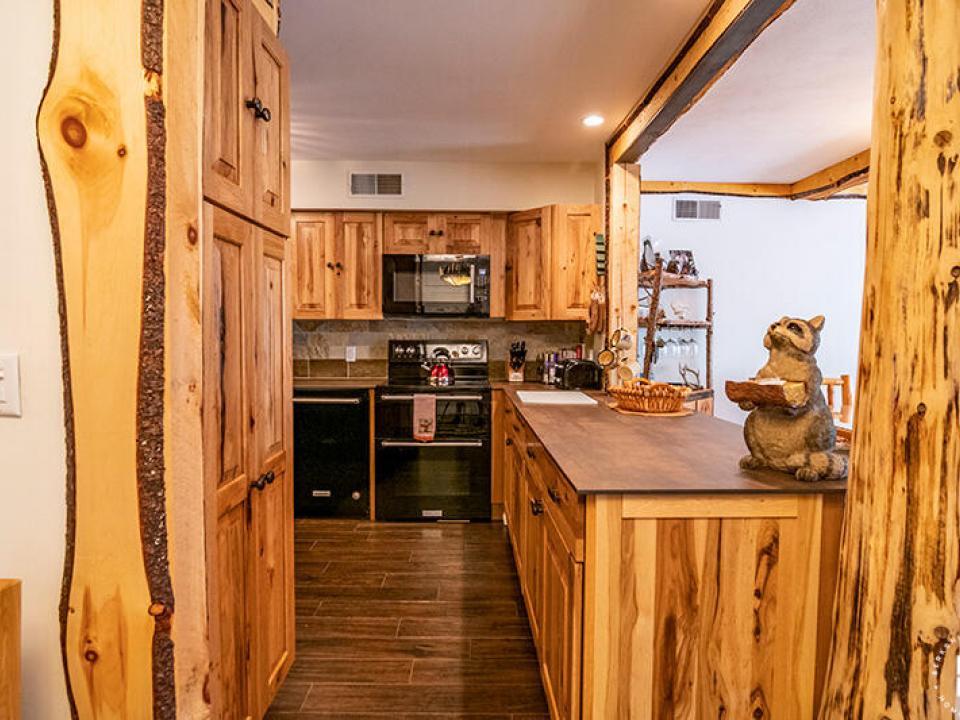 Raccoon4InLakePlacid_Kitchen_From_Entry