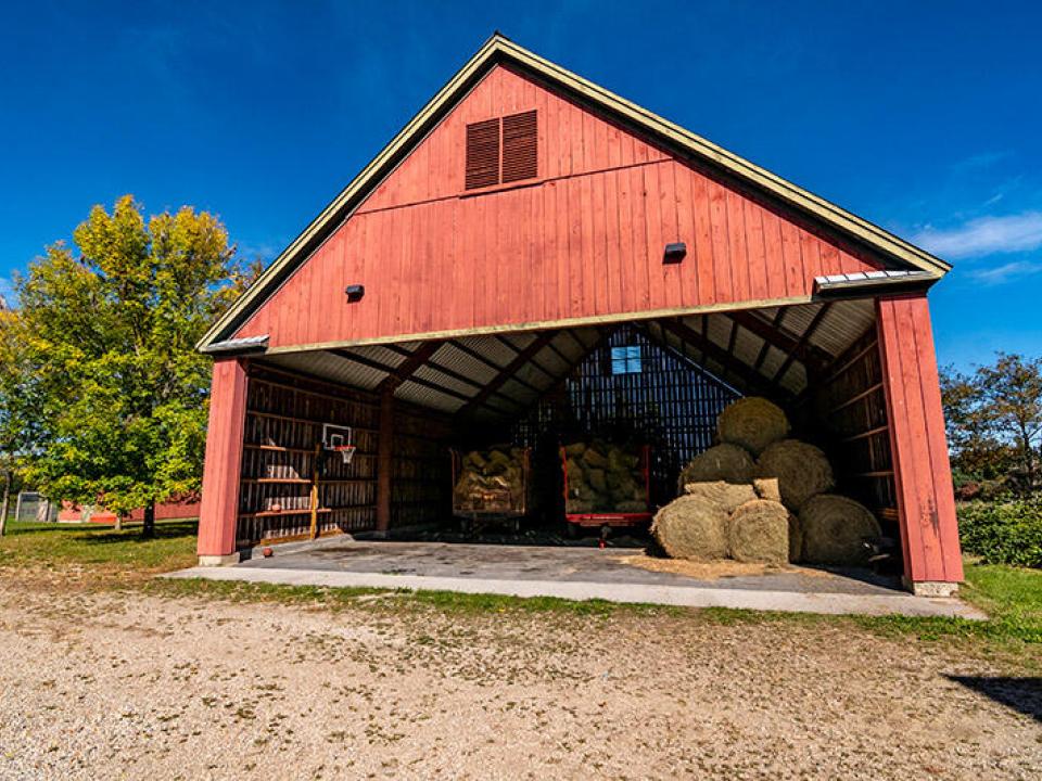 SunsetFarmInWillsboro_Fall_HayBarn_Baske