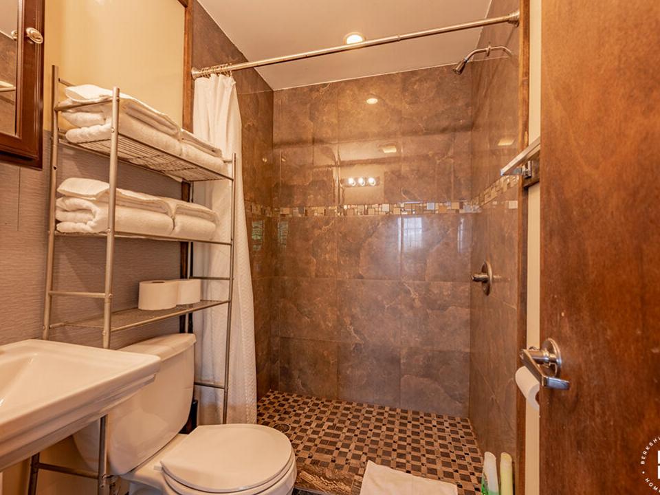 Downhill7Condo_Bathroom