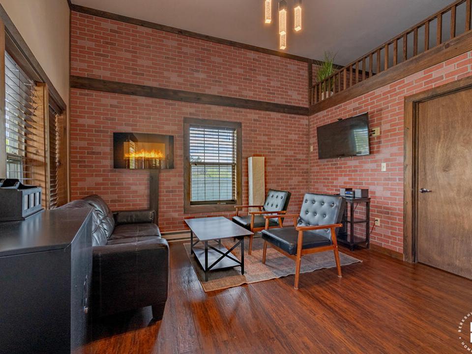 Downhill7Condo_LivingRoom_From_Entry