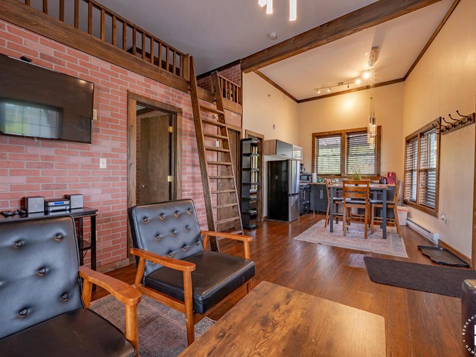 Downhill7Condo_LivingRoom_To_Kitchen