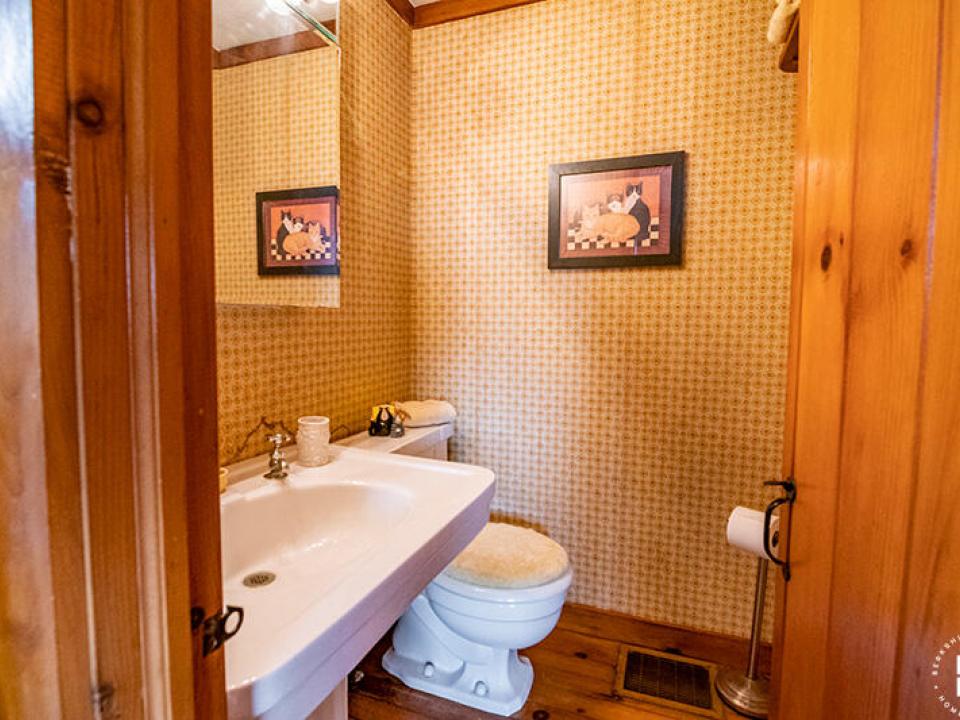 WestportFarmOnHaldsRoad_Bathroom_Half