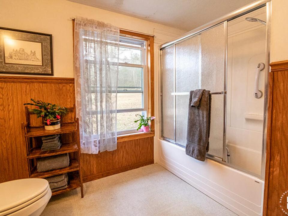 WestportFarmOnHaldsRoad_Bathroom_MainLev
