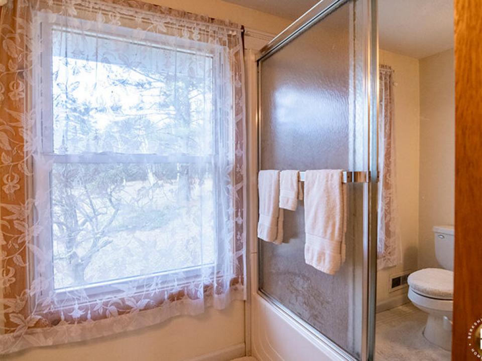 WestportFarmOnHaldsRoad_Bathroom2_Upstai
