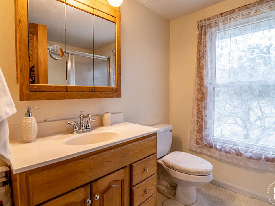 WestportFarmOnHaldsRoad_Bathroom2_Upstai