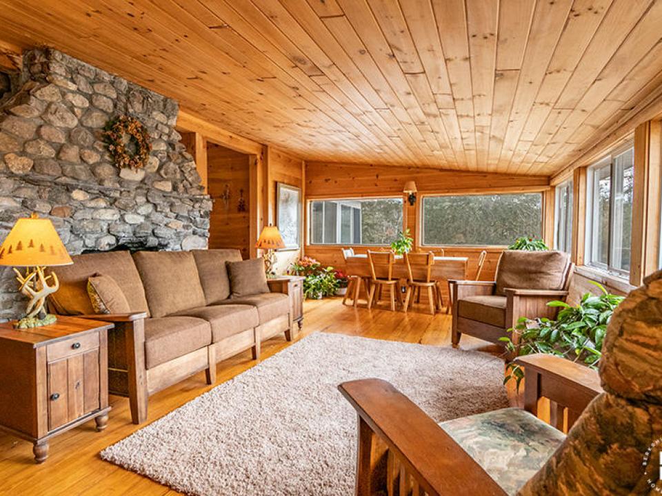 WestportFarmOnHaldsRoad_LivingRoom_Dinin