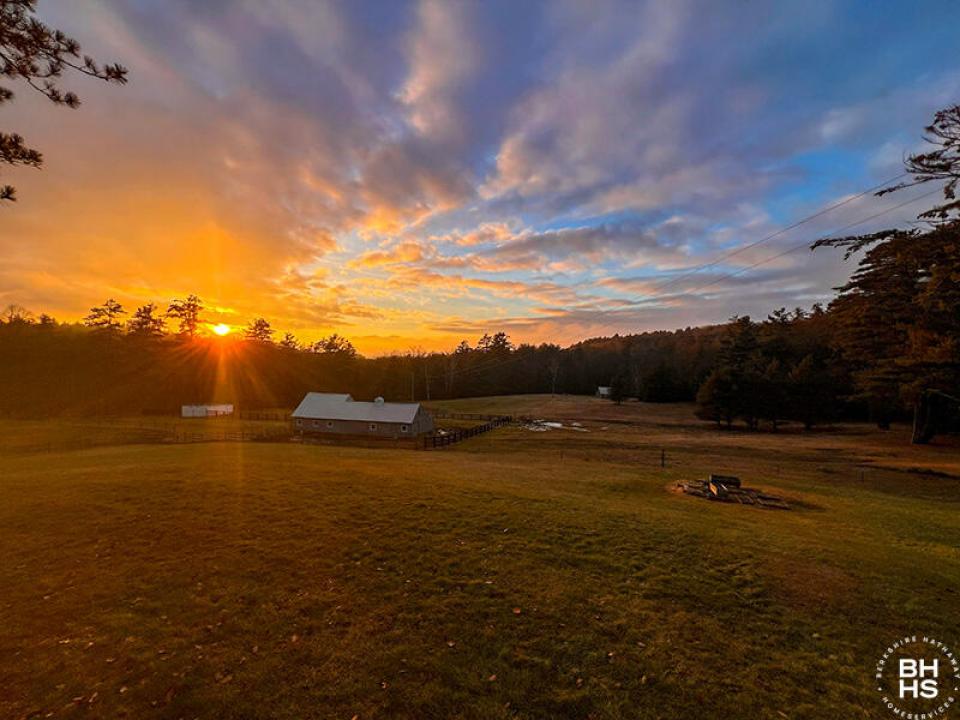 WestportFarmOnHaldsRoad_O_Sunset_Barn