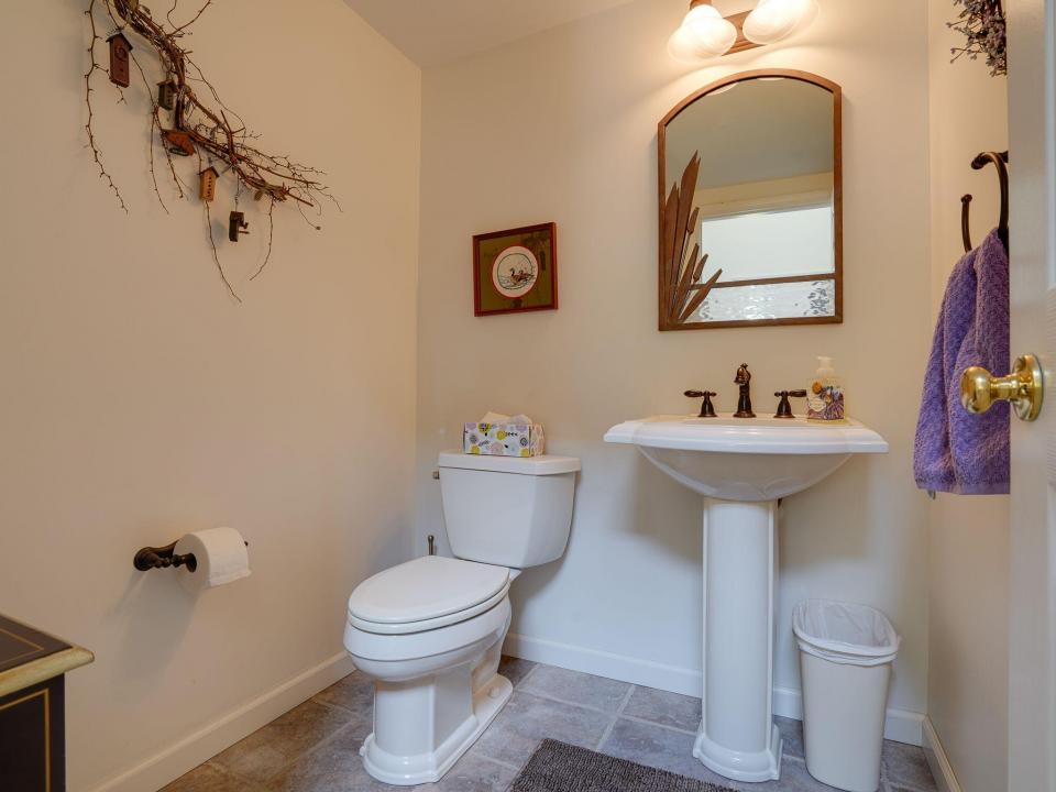 McGrath - bathroom foyer