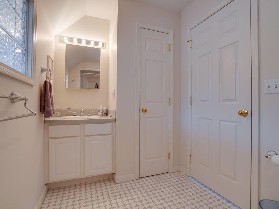 McGrath - bathroom III other view