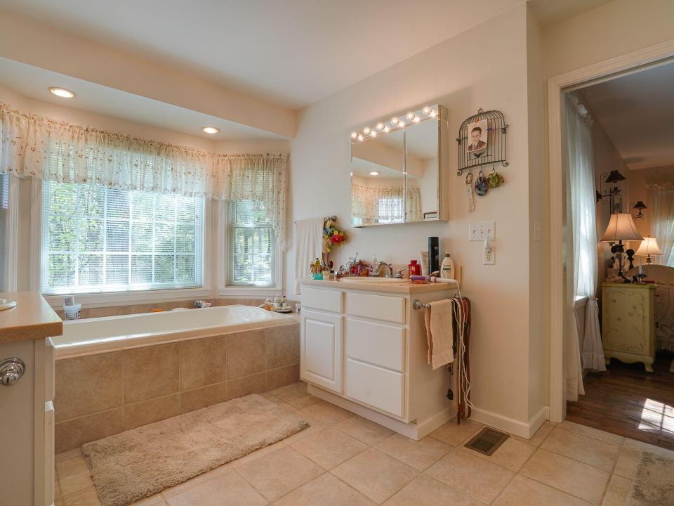 McGrath - bathroom primary II