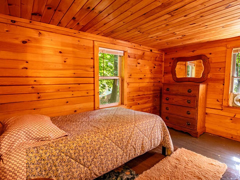KeesevilleCabinsOnAugerLake_Cabin1_Bedro