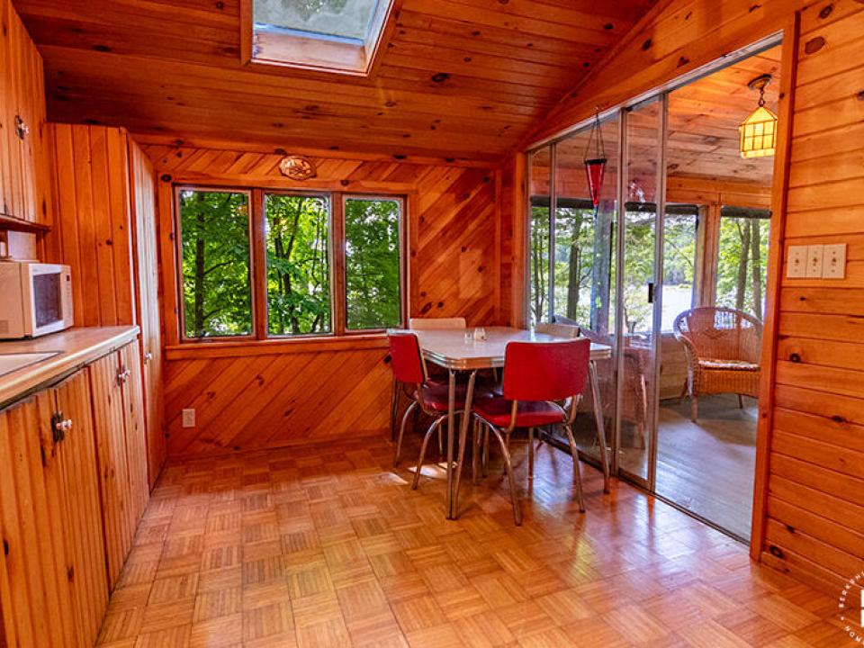 KeesevilleCabinsOnAugerLake_Cabin1_Dinin