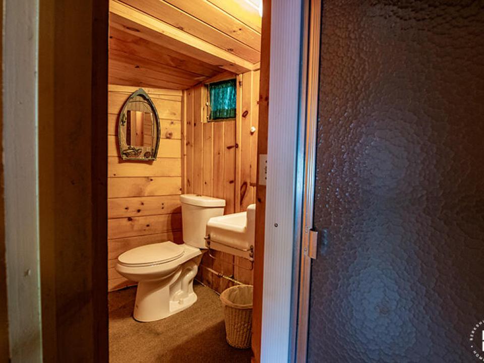 KeesevilleCabinsOnAugerLake_Cabin2_Bathr