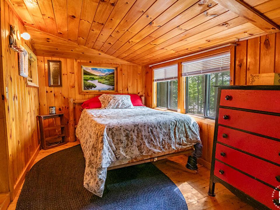 KeesevilleCabinsOnAugerLake_Cabin2_Bedro