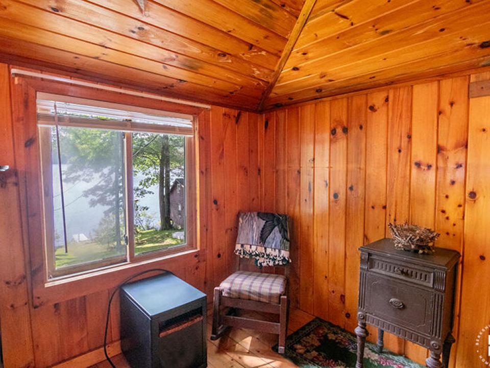 KeesevilleCabinsOnAugerLake_Cabin2_Bedro