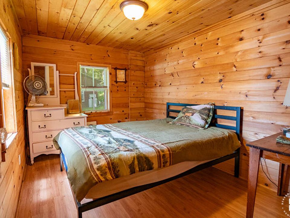 KeesevilleCabinsOnAugerLake_Cabin3_Bedro