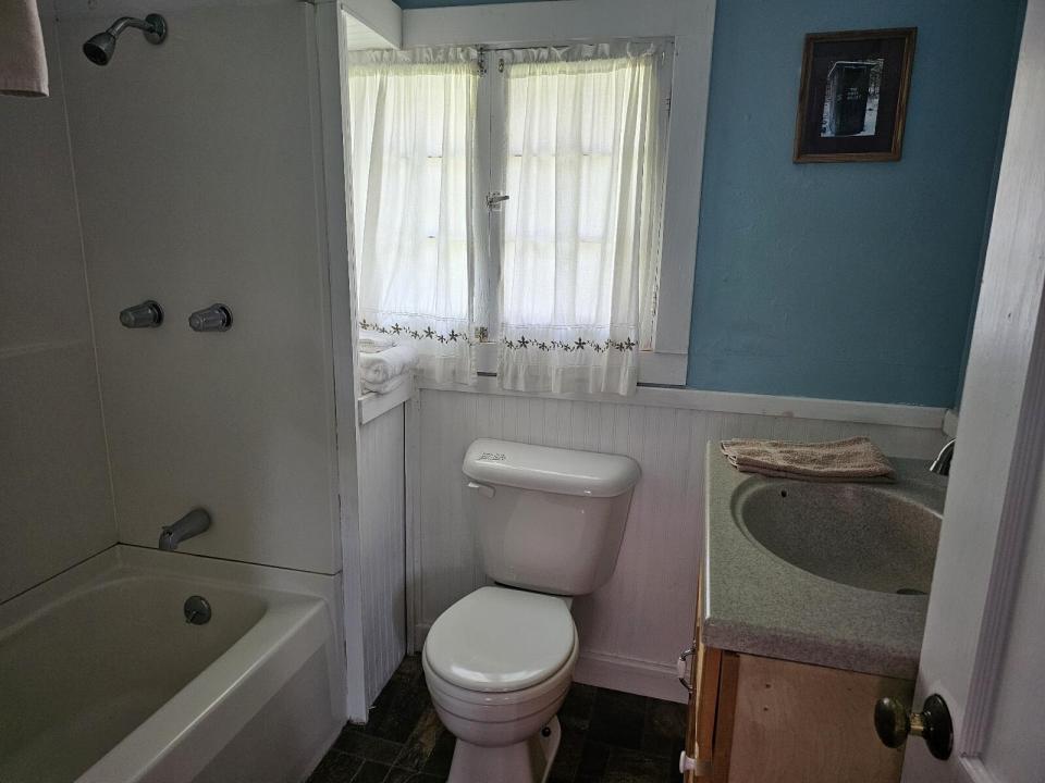 Northwood Cabins - #4 bath