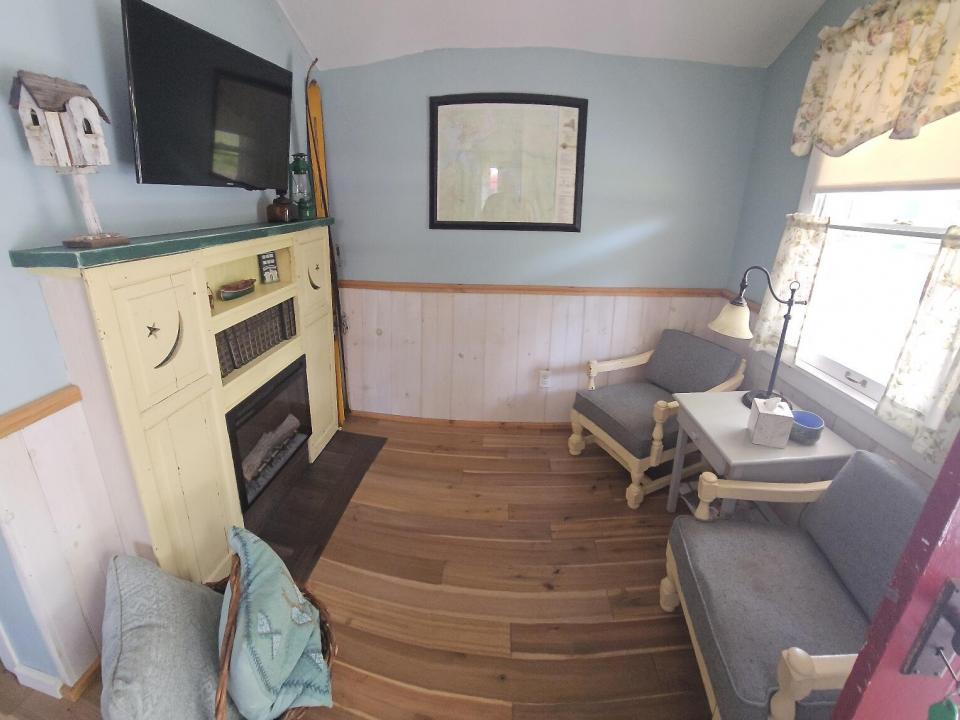 Northwood Cabins - #4 sitting area