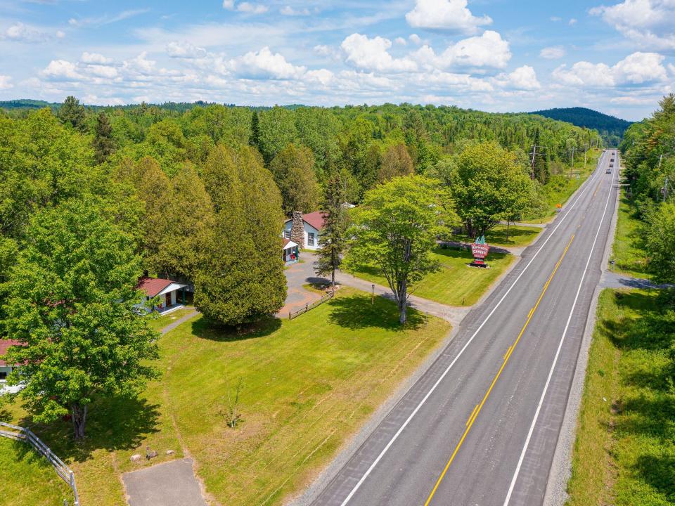 Northwood Cabins - aerial showing highwa