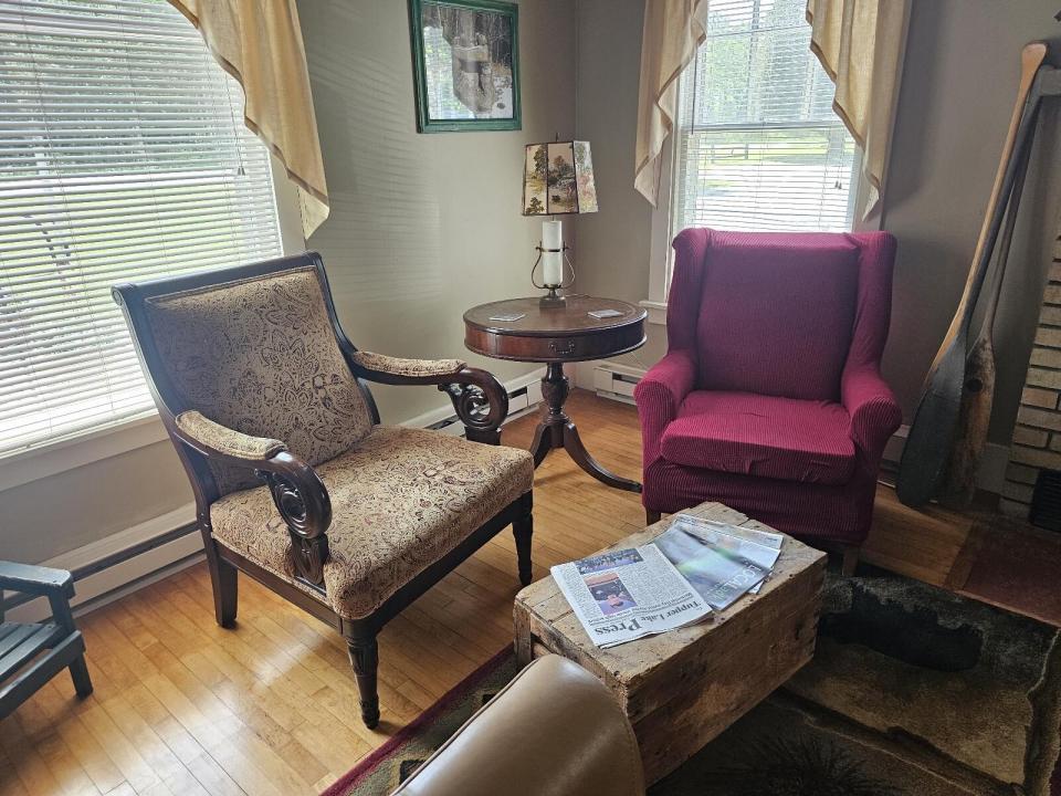 Northwood Cabins - main house sitting ar