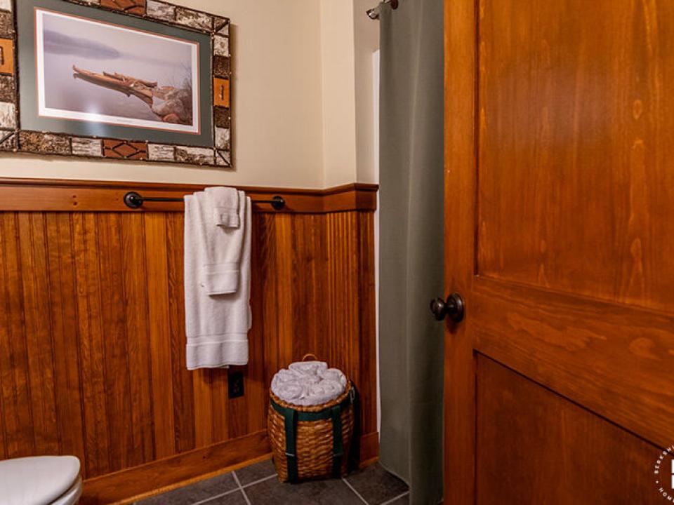 CampWawbeekOnUpperSaranacLake_Bathroom2_