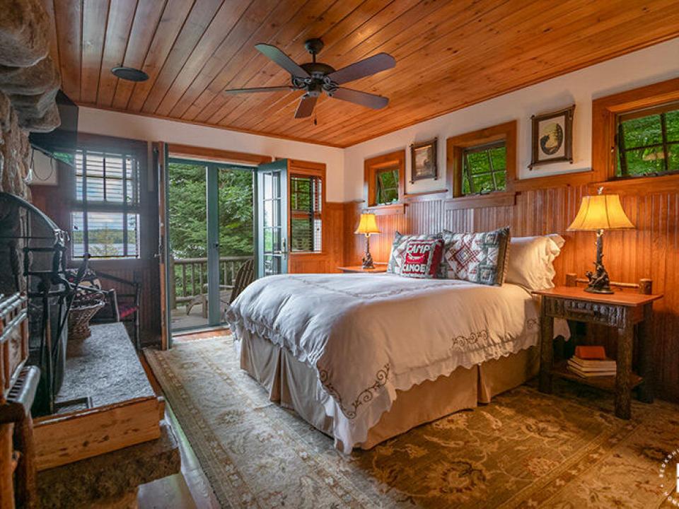 CampWawbeekOnUpperSaranacLake_Bedroom1