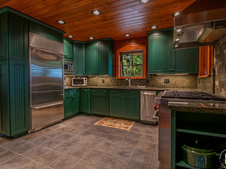 CampWawbeekOnUpperSaranacLake_Kitchen