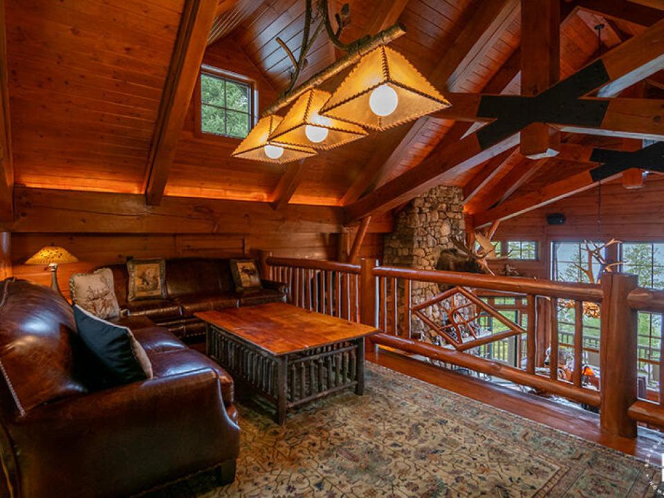 CampWawbeekOnUpperSaranacLake_Loft_Loung