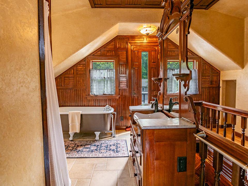 TheCastleInKeene_Bathroom1